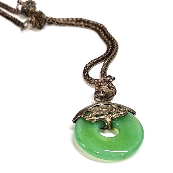 VINTAGE Unique Silver Tone Floral Engraved Plastic Pendant Necklace - Picture 3 of 7